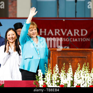 Cambridge, USA. 30 Mai, 2019. Bundeskanzlerin Angela Merkel (CDU) Wellen zu dem Publikum nach Ihrer Rede an der Harvard University. In einer emotionalen Rede an der US-Eliteuniversität Harvard, Bundeskanzlerin Merkel gefördert, die internationale Zusammenarbeit und gegenseitiger Respekt - und deutlich unterschieden sich von US-Präsident Trumpf. Credit: Omar Rawlings/dpa/Alamy leben Nachrichten Stockfoto