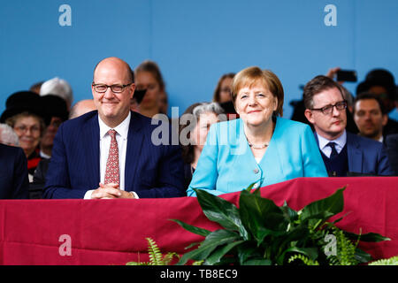 Cambridge, USA. 30 Mai, 2019. Bundeskanzlerin Angela Merkel (CDU) sitzt neben Phillip Lovejoy im Vorfeld ihrer Rede an der Harvard University. In einer emotionalen Rede an der US-Eliteuniversität Harvard, Bundeskanzlerin Merkel gefördert, die internationale Zusammenarbeit und gegenseitiger Respekt - und deutlich unterschieden sich von US-Präsident Trumpf. Credit: Omar Rawlings/dpa/Alamy leben Nachrichten Stockfoto