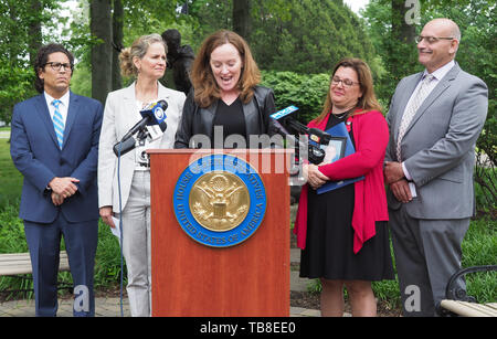 Hempstead, New York, USA. 30 Mai, 2019. Am Podium, US-Vertreter KATHLEEN REIS (NY-04) hält eine Pressekonferenz zu verkünden Sie drei Rechnungen Einführung zum Kongreß beeinträchtigt zu bekämpfen und abgelenkt. Auf der linken Seite sind STEVE CHASSMAN, Executive Director von Long Island Rat auf Alkoholismus und Drogenabhängigkeit (LICADD); und Nassau County Executive LAURA CURRAN, und rechts die ALISA MCMORRIS, dessen Sohn Andreas, der Pfadfinder, von einem betrunkenen Fahrer genau 8 Monate her, und Richard Malve, Executive Director von MADD - New York getötet wurde. Kongressabgeordnete Reis angekündigt, das Paket von 3 b Stockfoto