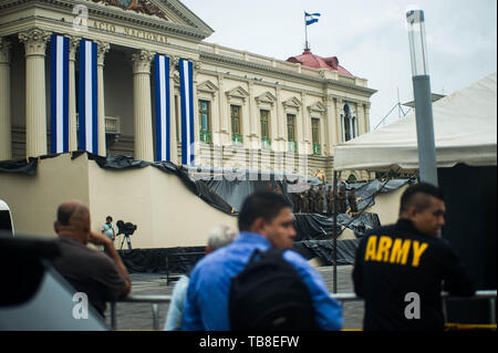 San Salvador, San Salvador, El Salvador. 31. Mai, 2019. Leute beobachten, die Soldaten von der salvadorianischen Streitkräfte bewachen die Gerardo Barrios Plaza, wo Präsident elect Nayib Bukele in Credit geschworen wird: Camilo Freedman/ZUMA Draht/Alamy leben Nachrichten Stockfoto