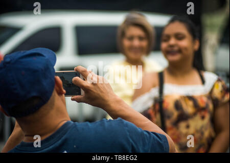 San Salvador, San Salvador, El Salvador. 31. Mai, 2019. Ein Mann nimmt ein Bild von zwei Frau, wo Präsident elect Nayib Bukele in Credit geschworen wird: Camilo Freedman/ZUMA Draht/Alamy leben Nachrichten Stockfoto