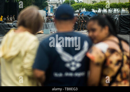 San Salvador, San Salvador, El Salvador. 31. Mai, 2019. Leute beobachten, die Soldaten von der salvadorianischen Streitkräfte bewachen die Gerardo Barrios Plaza, wo Präsident elect Nayib Bukele in Credit geschworen wird: Camilo Freedman/ZUMA Draht/Alamy leben Nachrichten Stockfoto