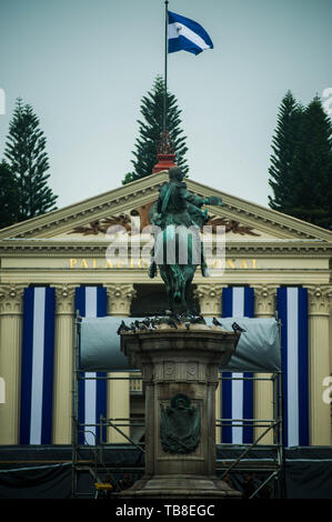 San Salvador, San Salvador, El Salvador. 31. Mai, 2019. Eine Statue von General GERARDO BARRIOS steht vor dem Nationalen Palast, wo Präsident elect Nayib Bukele in Credit geschworen wird: Camilo Freedman/ZUMA Draht/Alamy leben Nachrichten Stockfoto