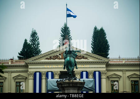 San Salvador, San Salvador, El Salvador. 31. Mai, 2019. Eine Statue von General GERARDO BARRIOS steht vor dem Nationalen Palast, wo Präsident elect Nayib Bukele in Credit geschworen wird: Camilo Freedman/ZUMA Draht/Alamy leben Nachrichten Stockfoto