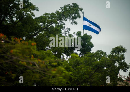 San Salvador, San Salvador, El Salvador. 31. Mai, 2019. Die Fahne von El Salvador Wellen auf der Oberseite des National Palace Credit: Camilo Freedman/ZUMA Draht/Alamy leben Nachrichten Stockfoto