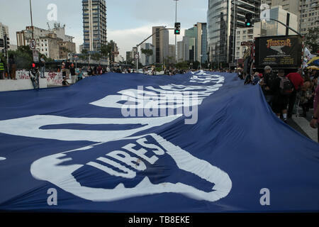 Mai 30, 2019 - São Paulo, Brasilien - Demonstranten sind in der Largo de Batata konzentriert, in der westlichen Zone von SÃ £ o Paulo, am Donnerstag, dem 30., für eine Tat, die gehen in Richtung SÃ £ o Paulo Museum für Moderne Kunst (MASP), in der Avenida Paulista, im Protest gegen die Kontingenz von 30 % des Budgets der diskretionäre Ausgaben für die Bildung vorgeschlagen durch den Minister für Bildung, Abraham Weintraub. Es ist der zweite Akt der Studenten gegen den Vorschlag der Regierung von Jair Bolsonaro, bekräftigt die Leitlinien vorgestellt im letzten Mai 15 und eine Reaktion auf die Demonstrationen zugunsten der Ref. Stockfoto