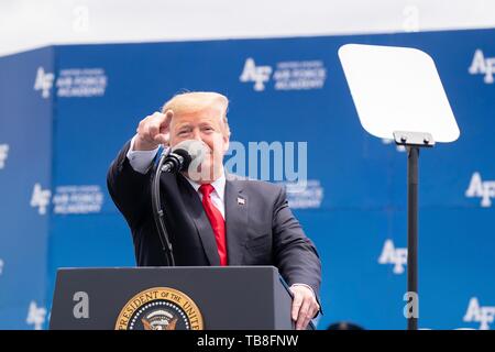 Us-Präsident Donald Trump erkennt Cadet Parker Hammond bei der US Air Force Academy Diplomverleihung an der USAF Academy Falcon Stadion Mai 30, 2019 in Colorado Springs, Colorado. Cadet Hammond kämpfte Krebs während der Akademie teilnehmen. Credit: Planetpix/Alamy leben Nachrichten Stockfoto