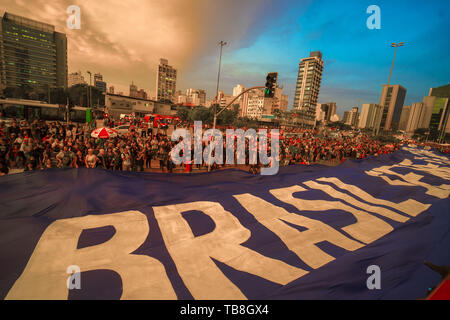 Sao Paulo, Brasilien. 30 Mai, 2019. BRASIL - Bildung - HAUSHALT - Schnitte - protestieren. - Menschen an einer Demonstration zur Unterstützung und Verteidigung der öffentlichen Bildung nach einem Floß von Haushaltskürzungen von Präsident Jair Bolsonaro der Regierung angekündigt, in Sao Paulo, Brasilien, am 30. Mai 2019. - Bolsonaro des ultrakonservativen Regierung löste Empörung, wenn es am 30. April ergab mindestens 30 Prozent Kürzungen in den jährlichen Budgets der staatlich finanzierten Schulen und Universitäten. Credit: Cris Fafa/ZUMA Draht/Alamy leben Nachrichten Stockfoto