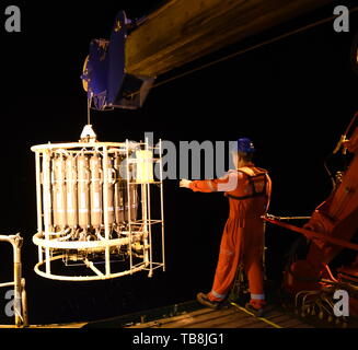 An Bord Kexue. 29 Mai, 2019. Die Forscher um den CTD (Leitfähigkeit Temperatur Tiefe) auf Chinas Forschungsschiff KEXUE (Wissenschaft) im westlichen Pazifischen Ozean, 29. Mai 2019. KEXUE ist die Durchführung einer 20-tägigen lange Untersuchung über eine Reihe von Seamounts im Süden der Marianengraben im westlichen Pazifischen Ozean. Sie werden sich auf die biologische Vielfalt, ökologische Systeme und biologische Verteilungen der Seamounts, dass Sie geplant zu erkunden. Credit: Zhang Xudong/Xinhua/Alamy leben Nachrichten Stockfoto