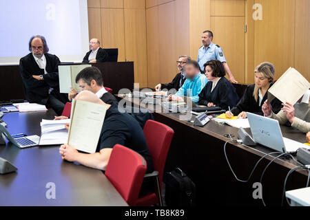 Düsseldorf, Deutschland. 31. Mai, 2019. Der Hauptangeklagte (M im Rücken, blaue Jacke) und drei weitere Angeklagte, die ihre Gesichter sitzen auf der Anklagebank in Den District Court. Der Hauptangeklagte, selbst ernannte Apostel der Christlichen rocker Bande "Das wahre Leben", und drei Mitangeklagten aus dem Schwarzwald Angeklagten des versuchten Totschlags. Sie sagen, Sie haben versucht, einen anderen Rocker in einer religiösen Auseinandersetzung zu töten. Credit: Marius Becker/dpa - ACHTUNG: Der Vorwurf pixelated wurde aus Gründen der Persönlichkeitsrechte/dpa/Alamy leben Nachrichten Stockfoto