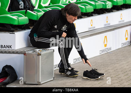 Wolfsburg, Deutschland. 19 Mär, 2019. Fußball, Nationalmannschaft: Finale Training der Deutschen Nationalmannschaft vor dem Länderspiel Deutschland - Serbien. Deutschlands Bundestrainer Joachim Löw erreicht für seine Schuhe. (Dpa: "Löwe, der in der Klinik - Sorg stellt Bundestrainer in der EM-Qualifikation') Credit: Swen Pförtner/dpa/Alamy leben Nachrichten Stockfoto