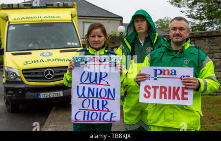 Krankenwagenmannschaften auf Streik, Skibbereen, West Cork, Irland, 31. Mai 2019, Skibbereen Krankenwagenmannschaften gestreikt. 31. Mai 2019. Anne Leonard, Jason Kelly, und Sorcha Hayes der Skibbereen Sanitäter waren Manning die Streikposten heute außerhalb Skibbereen Community Hospital als Teil der NASRA, nationalen Ambulance Service repräsentativen Verband nationaler Tag der Aktion. Kredit aphperspective/Alamy leben Nachrichten Stockfoto