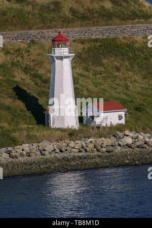 Halifax, Nova Scotia, Kanada. 5. Sep 2005. Georges Island Lighthouse, und das Licht des Tierhalters Haus, sind prominente im Hafen von Halifax, Nova Scotia. Jetzt automatisiert, der Leuchtturm ist von der kanadischen Küstenwache betrieben. Credit: Arnold Drapkin/ZUMA Draht/Alamy leben Nachrichten Stockfoto