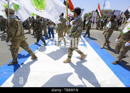 Bagdad, Irak. 31. Mai, 2019. Irakische Gruppe Kämpfer März während einer Parade Kennzeichnung der jährlichen al-Quds (Jerusalem) am letzten Freitag des muslimischen Fastenmonats Ramadan. Credit: Ameer Al Mohammedaw/dpa/Alamy leben Nachrichten Stockfoto