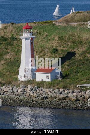 Halifax, Nova Scotia, Kanada. 5. Sep 2005. Georges Island Lighthouse, und das Licht des Tierhalters Haus, sind prominente im Hafen von Halifax, Nova Scotia. Jetzt automatisiert, der Leuchtturm ist von der kanadischen Küstenwache betrieben. Credit: Arnold Drapkin/ZUMA Draht/Alamy leben Nachrichten Stockfoto