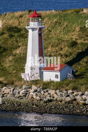 Halifax, Nova Scotia, Kanada. 5. Sep 2005. Georges Island Lighthouse, und das Licht des Tierhalters Haus, sind prominente im Hafen von Halifax, Nova Scotia. Jetzt automatisiert, der Leuchtturm ist von der kanadischen Küstenwache betrieben. Credit: Arnold Drapkin/ZUMA Draht/Alamy leben Nachrichten Stockfoto