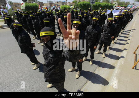 Bagdad, Irak. 31. Mai, 2019. Irakische Gruppe Kämpfer März während einer Parade Kennzeichnung der jährlichen al-Quds (Jerusalem) am letzten Freitag des muslimischen Fastenmonats Ramadan. Credit: Ameer Al Mohammedaw/dpa/Alamy leben Nachrichten Stockfoto