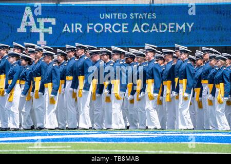 Colorado Springs, Colorado, USA. 30 Mai, 2019. Us Air Force Academy Kadetten März in das Stadion während der Abschlussfeier an der USAF Academy Falcon Stadion Mai 30, 2019 in Colorado Springs, Colorado. Credit: Planetpix/Alamy leben Nachrichten Stockfoto
