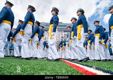Colorado Springs, Colorado, USA. 30 Mai, 2019. Us Air Force Academy Kadetten März in das Stadion während der Abschlussfeier an der USAF Academy Falcon Stadion Mai 30, 2019 in Colorado Springs, Colorado. Credit: Planetpix/Alamy leben Nachrichten Stockfoto