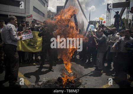 Teheran, Teheran, Iran. 31. Mai, 2019. Iraner brennen Israel Flagge, während ein anti-Israel rally Kennzeichnung Al Quds (Jerusalem), bei der Unterstützung des palästinensischen Widerstands gegen die israelische in Teheran, Iran. Jedes Jahr Iran markiert den letzten Freitag des Fastenmonats Ramadan als Tag der Solidarität mit den Palästinensern. Credit: rouzbeh Fouladi/ZUMA Draht/Alamy leben Nachrichten Stockfoto