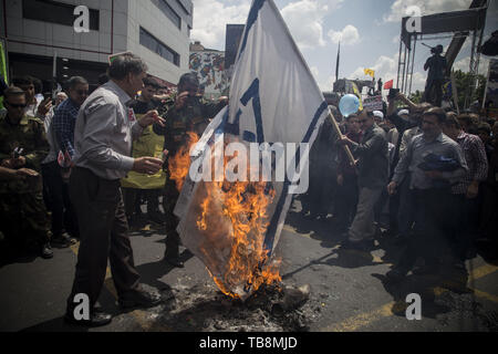 Teheran, Teheran, Iran. 31. Mai, 2019. Iraner brennen Israel Flagge, während ein anti-Israel rally Kennzeichnung Al Quds (Jerusalem), bei der Unterstützung des palästinensischen Widerstands gegen die israelische in Teheran, Iran. Jedes Jahr Iran markiert den letzten Freitag des Fastenmonats Ramadan als Tag der Solidarität mit den Palästinensern. Credit: rouzbeh Fouladi/ZUMA Draht/Alamy leben Nachrichten Stockfoto