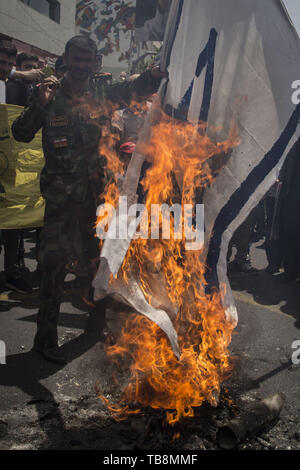 Teheran, Teheran, Iran. 31. Mai, 2019. Iraner brennen Israel Flagge, während ein anti-Israel rally Kennzeichnung Al Quds (Jerusalem), bei der Unterstützung des palästinensischen Widerstands gegen die israelische in Teheran, Iran. Jedes Jahr Iran markiert den letzten Freitag des Fastenmonats Ramadan als Tag der Solidarität mit den Palästinensern. Credit: rouzbeh Fouladi/ZUMA Draht/Alamy leben Nachrichten Stockfoto