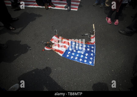 Teheran, Teheran, Iran. 31. Mai, 2019. Iraner brennen US Flag, während ein anti-Israel rally Kennzeichnung Al Quds (Jerusalem), bei der Unterstützung des palästinensischen Widerstands gegen die israelische in Teheran, Iran. Jedes Jahr Iran markiert den letzten Freitag des Fastenmonats Ramadan als Tag der Solidarität mit den Palästinensern. Credit: rouzbeh Fouladi/ZUMA Draht/Alamy leben Nachrichten Stockfoto