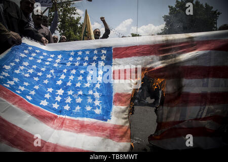 Teheran, Teheran, Iran. 31. Mai, 2019. Iraner brennen US Flag, während ein anti-Israel rally Kennzeichnung Al Quds (Jerusalem), bei der Unterstützung des palästinensischen Widerstands gegen die israelische in Teheran, Iran. Jedes Jahr Iran markiert den letzten Freitag des Fastenmonats Ramadan als Tag der Solidarität mit den Palästinensern. Credit: rouzbeh Fouladi/ZUMA Draht/Alamy leben Nachrichten Stockfoto