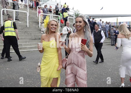 Epsom Downs, Surrey, Großbritannien. 31. Mai, 2019. Atmosphärische Szenen des börsenspekulanten vor Beginn der Rennen an der Investec Derby Festival - am Ladies Day, klassischen Pferderennen. Credit: Motofoto/Alamy leben Nachrichten Stockfoto