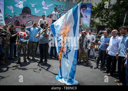 Teheran, Iran. 31. Mai, 2019. Einen iranischen Mann brennt die Israelische Flagge während eines Protestes Kennzeichnung der jährlichen al-Quds (Jerusalem) am letzten Freitag des muslimischen Fastenmonats Ramadan. Credit: Saeid Zareian/dpa/Alamy leben Nachrichten Stockfoto