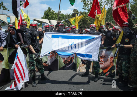 Teheran, Iran. 31. Mai, 2019. Brennen Gruppe maskierter Männer die israelische Fahne während eines Protestes Kennzeichnung der jährlichen al-Quds (Jerusalem) am letzten Freitag des muslimischen Fastenmonats Ramadan. Credit: Saeid Zareian/dpa/Alamy leben Nachrichten Stockfoto