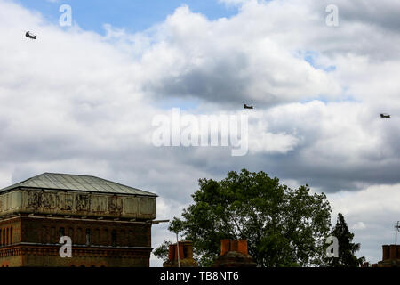 London, Großbritannien. 31. Mai, 2019. Drei US-Armee Chinook Dateien über North London in Vorbereitung des US-Präsidenten Trumpf auf Besuch in London. Das US-Militär Einheiten der die Transpiration des US-Präsidenten und der First Lady Stellen üben die Route über London. US-Präsident Donald Trump und die erste Dame einen dreitägigen Staatsbesuch in Großbritannien, beginnend am 3. Juni. Credit: Dinendra Haria/Alamy leben Nachrichten Stockfoto