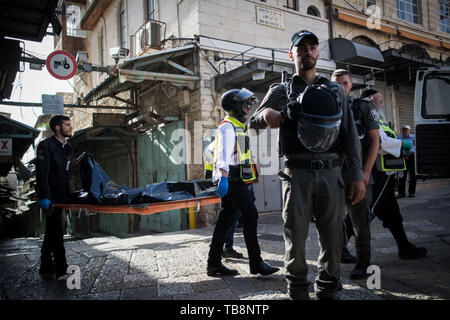 Jerusalem. 31. Mai, 2019. Israelische Polizisten stand Guard in der Nähe der Szene von einem stechenden Angriff in der Altstadt von Jerusalem, 31. Mai 2019. Ein palästinensischer Mann erstochen zwei Israelis hier am Freitag morgen vor erschossen wird von der Polizei, den lokalen Behörden sagte. Credit: Jini/Xinhua/Alamy leben Nachrichten Stockfoto