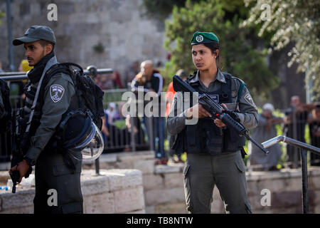 Jerusalem. 31. Mai, 2019. Israelische Polizisten stand Guard in der Nähe der Szene von einem stechenden Angriff in der Altstadt von Jerusalem, 31. Mai 2019. Ein palästinensischer Mann erstochen zwei Israelis hier am Freitag morgen vor erschossen wird von der Polizei, den lokalen Behörden sagte. Credit: Jini/Xinhua/Alamy leben Nachrichten Stockfoto