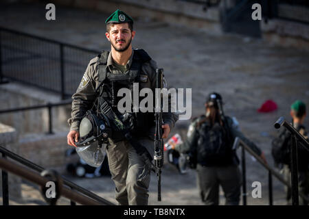 Jerusalem. 31. Mai, 2019. Israelische Polizisten stand Guard in der Nähe der Szene von einem stechenden Angriff in der Altstadt von Jerusalem, 31. Mai 2019. Ein palästinensischer Mann erstochen zwei Israelis hier am Freitag morgen vor erschossen wird von der Polizei, den lokalen Behörden sagte. Credit: Jini/Xinhua/Alamy leben Nachrichten Stockfoto