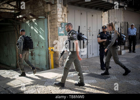 Jerusalem. 31. Mai, 2019. Israelische Polizisten stand Guard in der Nähe der Szene von einem stechenden Angriff in der Altstadt von Jerusalem, 31. Mai 2019. Ein palästinensischer Mann erstochen zwei Israelis hier am Freitag morgen vor erschossen wird von der Polizei, den lokalen Behörden sagte. Credit: Jini/Xinhua/Alamy leben Nachrichten Stockfoto