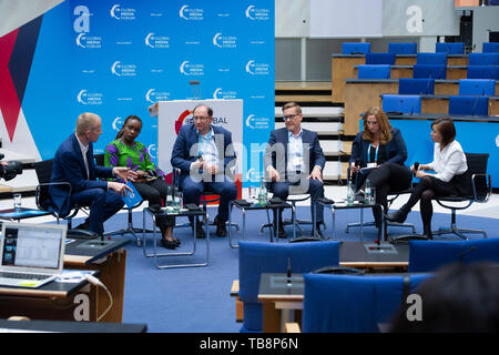 Bonn, Deutschland. 27. Mai 2019. Von links: Guido Baumhauer, Moderator, Nanjira SAMBULI, World Wide Web Foundation, Senior Policy Manager, Dr. med. Joachim Köhler, Köln Böhler, Fraunhofer Institut für Intelligente Analyse- und Informationssysteme IAIS, Atte JAEAESKELAEINEN, Jörg À skelÃ inen, LUT-Schule für Wirtschaft und Verwaltung, Li LESTRADE, Li L'Estrade withtMedia, Leiter der Entwicklung von Inhalten, Edith YEUNG, China Internet Experte und Risikokapitalgeber, auf dem Deutsche Welle Global Media Forum Verschiebung Befugnisse, 27.05.2019 in Bonn Â | Nutzung der weltweiten Kredit: dpa/Alamy leben Nachrichten Stockfoto