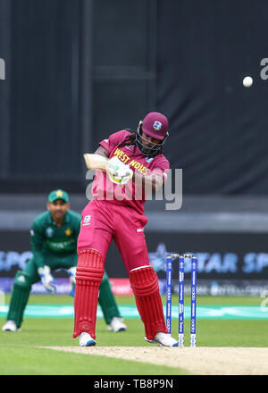 Nottingham, Vereinigtes Königreich. 31. Mai 2019; Trent Bridge, Nottingham, England; ICC World Cup Cricket, West Indies gegen Pakistan; Chris Gayle der West Indies mis - mal einen Schuß und ist für 50 fing die Score 77-3 in der 10. über Kredite in Anspruch zu nehmen: Aktion Plus Sport Bilder/Alamy leben Nachrichten Stockfoto