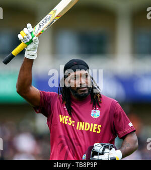 Nottingham, Vereinigtes Königreich. 31. Mai 2019; Trent Bridge, Nottingham, England; ICC World Cup Cricket, West Indies gegen Pakistan; Chris Gayle der West Indies begrüßt der Gast, nachdem er für 50 gefangen wird der Score 77-3 in der 10. über Kredite in Anspruch zu nehmen: Aktion Plus Sport Bilder/Alamy leben Nachrichten Stockfoto