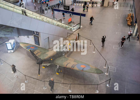 London, Großbritannien. 31. Mai 2019. Das Imperial War Museum (Nachbau) Spitfire auf Anzeige an der London Bridge Station auf 75 Jahre markieren seit dem D-Day. Credit: Guy Bell/Alamy leben Nachrichten Stockfoto