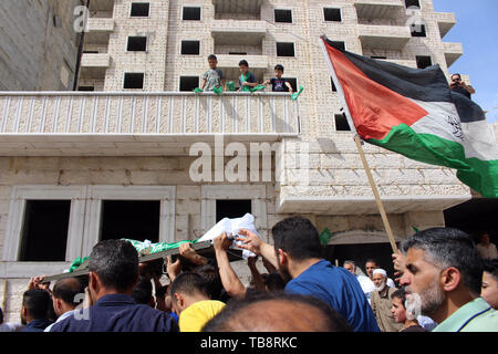 Hebron, West Bank, Palästina. 31. Mai, 2019. Trauernde tragen die Körper der 16-jährigen palästinensischen Jungen Abdullah Ghaith während seiner Beerdigung in der Stadt Hebron im Westjordanland am 31. Mai 2019. Die palästinensische Jugendliche wurde von israelischen Grenzpolizei erschossen, als er versuchte, Jerusalem heute aus den besetzten West Bank zu betreten, palästinensische und israelische Beamte sagten, Credit: Abedalrahman Hassan/APA-Images/ZUMA Draht/Alamy leben Nachrichten Stockfoto