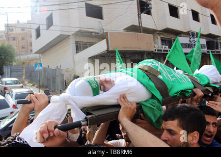 Hebron, West Bank, Palästina. 31. Mai, 2019. Trauernde tragen die Körper der 16-jährigen palästinensischen Jungen Abdullah Ghaith während seiner Beerdigung in der Stadt Hebron im Westjordanland am 31. Mai 2019. Die palästinensische Jugendliche wurde von israelischen Grenzpolizei erschossen, als er versuchte, Jerusalem heute aus den besetzten West Bank zu betreten, palästinensische und israelische Beamte sagten, Credit: Abedalrahman Hassan/APA-Images/ZUMA Draht/Alamy leben Nachrichten Stockfoto