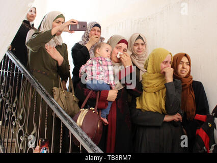 Hebron, West Bank, Palästina. 31. Mai, 2019. Verwandte trauern bei der Beerdigung des 16-jährigen palästinensischen Jungen Abdullah Ghaith in der West Bank Stadt Hebron am 31. Mai 2019. Die palästinensische Jugendliche wurde von israelischen Grenzpolizei erschossen, als er versuchte, Jerusalem heute aus den besetzten West Bank zu betreten, palästinensische und israelische Beamte sagten, Credit: Abedalrahman Hassan/APA-Images/ZUMA Draht/Alamy leben Nachrichten Stockfoto