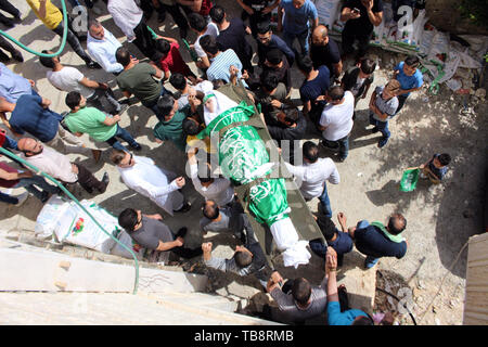 Hebron, West Bank, Palästina. 31. Mai, 2019. Trauernde tragen die Körper der 16-jährigen palästinensischen Jungen Abdullah Ghaith während seiner Beerdigung in der Stadt Hebron im Westjordanland am 31. Mai 2019. Die palästinensische Jugendliche wurde von israelischen Grenzpolizei erschossen, als er versuchte, Jerusalem heute aus den besetzten West Bank zu betreten, palästinensische und israelische Beamte sagten, Credit: Abedalrahman Hassan/APA-Images/ZUMA Draht/Alamy leben Nachrichten Stockfoto