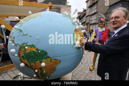 31. Mai 2019, Sachsen-Anhalt, Quedlinburg: Sachsen-Anhalts Ministerpräsident Reiner Haseloff (CDU) steht neben einem Globus bei der Eröffnung der Sachsen-anhalt Tag. Der größte Folk- und Heimat Festival war auf dem Marktplatz eröffnet und rund 150.000 Besucher werden erwartet, bis zum 02.06.2019. Foto: Matthias Bein/dpa-Zentralbild/ZB Stockfoto