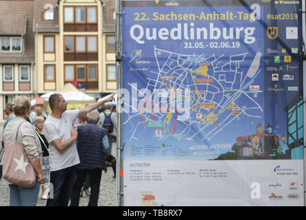 31. Mai 2019, Sachsen-Anhalt, Quedlinburg: Besucher der Sachsen-Anhalt-Tag werden von einer großen Stadt Karte. Auf dem Marktplatz der größte Folk- und Heimat Festival des Landes eröffnet wurde, zu dem rund 150.000 Besucher von 02.06.2019 erwartet. Foto: Matthias Bein/dpa-Zentralbild/ZB Stockfoto