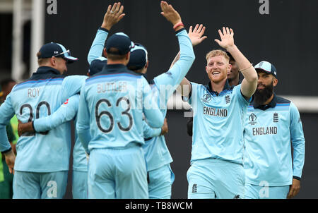 England's Ben Stokes (Zweiter von rechts) feiert die wicket von Südafrikas Imran Tahir mit Teamkollegen während der ICC Cricket World Cup group Phase Match am Oval, London. Stockfoto