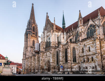 Regensburger Stadtbild mit der St. Peter's Kathedrale (Dom St. Peter oder Regensburger Dom), De Beispiel der reinen deutschen Gotik. Regensburg in einer der schönsten Stockfoto