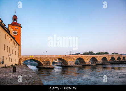 Regensburger Stadtbild mit der mittelalterlichen Brücke aus Stein (Steinerne Brücke) über die Donau, Bayern, Deutschland, Europa. Regensburg in der Bevölkerung Stockfoto