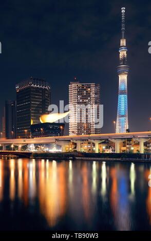 . TOKYO, Japan - 15. Mai: Skytree in der Nacht als das Wahrzeichen der Stadt am Mai 15,2013 in Tokio Tokio ist die Hauptstadt von Japan und die bevölkerungsreichste Metropoliten Stockfoto